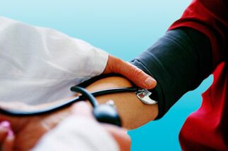 Duerch d'Messung vum Blutdrock mat engem Tonometer kann en Dokter Hypertonie bei engem Patient erkennen.